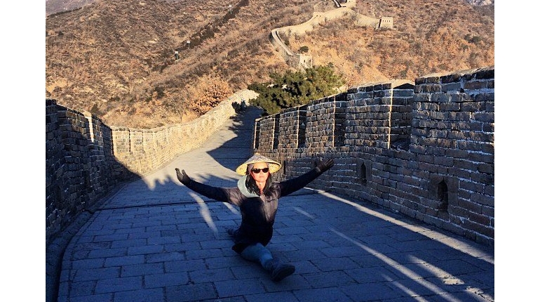 عکس کتی پری در حال ورزش روی دیوار چین